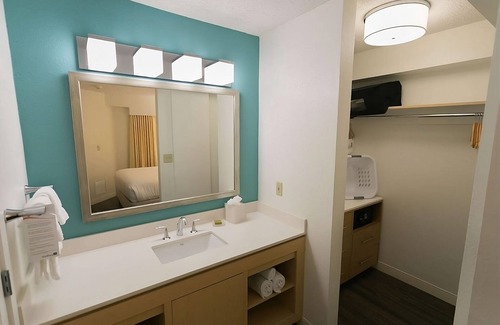 Florida Central Atlantic Coast Hotel | Spacious Family Suite W/ Swimming Pool, Shuttle Service to Orlando Theme Parks!