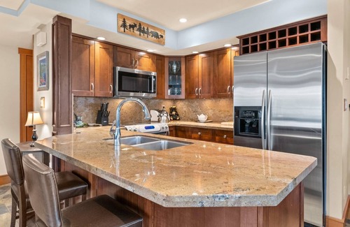 Whistler Cay Heights Condominio | Hermosa y espaciosa casa de pueblo familiar. RECIENTEMENTE AMUEBLADO + ACTUALIZADO con el encanto Rustic Whistler