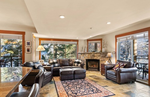 Whistler Cay Heights Condominio | Hermosa y espaciosa casa de pueblo familiar. RECIENTEMENTE AMUEBLADO + ACTUALIZADO con el encanto Rustic Whistler