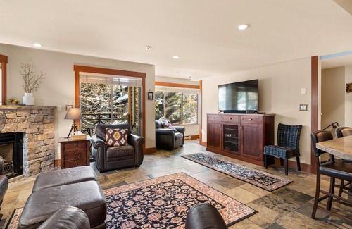 Whistler Cay Heights Condominio | Hermosa y espaciosa casa de pueblo familiar. RECIENTEMENTE AMUEBLADO + ACTUALIZADO con el encanto Rustic Whistler