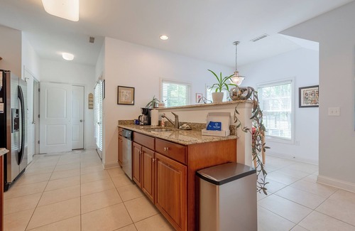 Christiansburg Casa | Spacious family home with 3 bedrooms, full kitchen, workspaces & spa-style bath in quiet area.