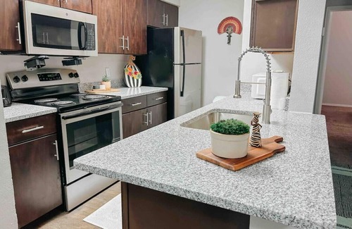 South Side Apartamento | Spacious Family Value Retreat w/ Pool & Garage