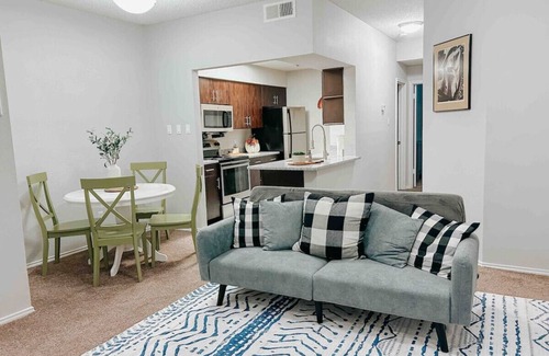 South Side Apartamento | Spacious Family Value Retreat w/ Pool & Garage