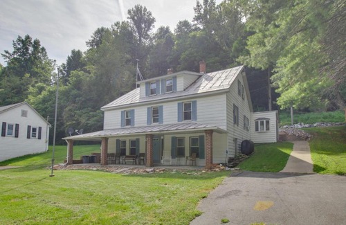 Spottswood Casa | Spacious Fancy Hill Home Hot Tub and Outdoor Spots!