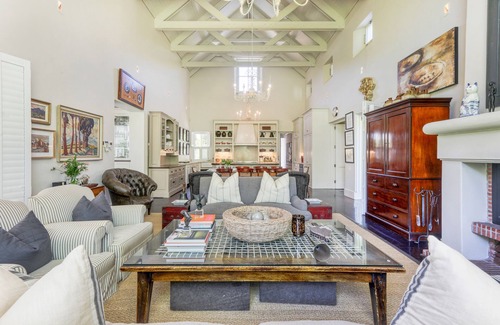 Alphen Otro | Spacious, farm-styled 5 bedroom Constantia home.Wine tasting&purchases available