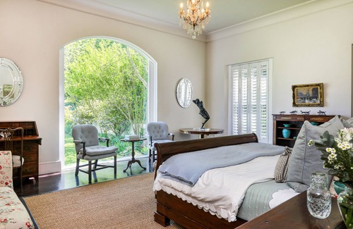 Alphen Otro | Spacious, farm-styled 5 bedroom Constantia home.Wine tasting&purchases available