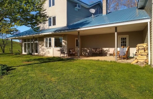 Simmonsville Casa | Spacious Farm with Mountain Views 30min to Bburg