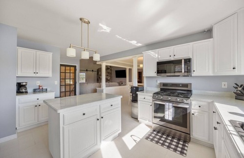 Casco Casa | Spacious Farmhouse with Hot Tub near Richmond MI