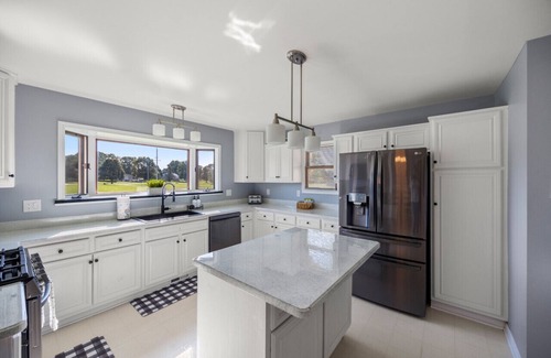 Casco Casa | Spacious Farmhouse with Hot Tub near Richmond MI