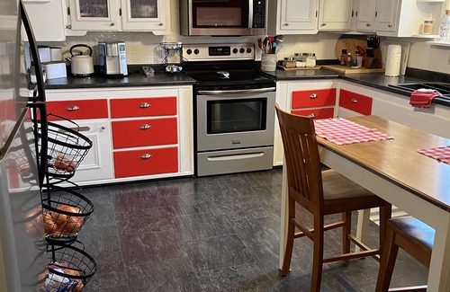 Lakeside Casa | Spacious first-floor cottage nestled between Lakeside and Marblehead!