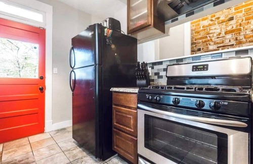 Kansas City Casa | Spacious five-bedroom home in the heart of Kansas City - Fast highway access
