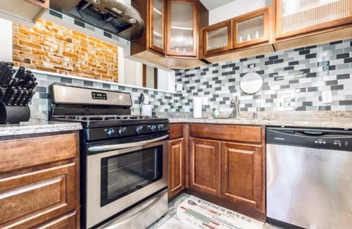 Kansas City Casa | Spacious five-bedroom home in the heart of Kansas City - Fast highway access