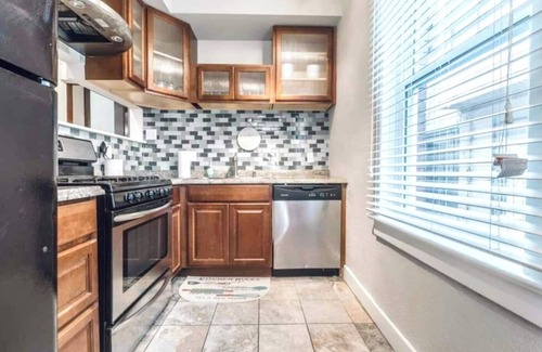 Kansas City Casa | Spacious five-bedroom home in the heart of Kansas City - Fast highway access
