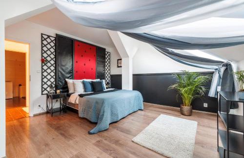 Smichov Apartamento | Spacious flat & parking possibility, 3 stops to Wenceslav square