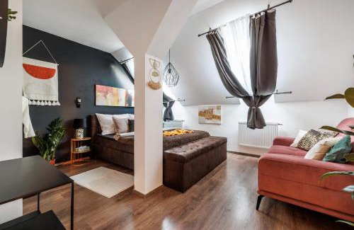 Smichov Apartamento | Spacious flat & parking possibility, 3 stops to Wenceslav square