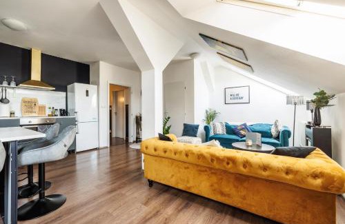 Smichov Apartamento | Spacious flat & parking possibility, 3 stops to Wenceslav square