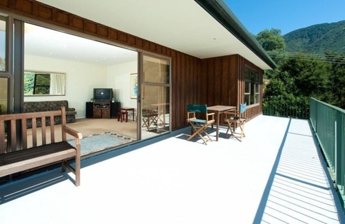 Picton Casa | SPACIOUS FOUR BEDROOM HOUSE OVERLOOKING PICTON.