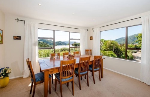 Picton Casa | SPACIOUS FOUR BEDROOM HOUSE OVERLOOKING PICTON.