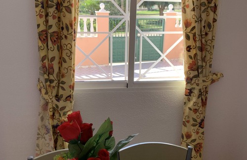 Torrevieja Villa | Amplio piso de lujo de cuatro Torrevieja Villa, mar y vistas al parque, Wi-fi gratuito.