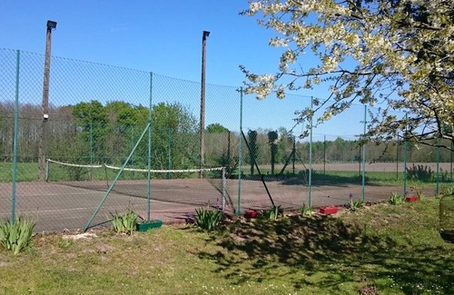 Saint-Jean-de-la-Motte Cabaña | Alquiler vacacional: Casa contemporánea con chimenea, sala de juegos, tenis y capacidad para 15 huéspedes