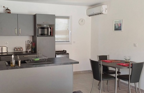 Villelongue-dels-Monts Casa | Spacious gîte in the garden of a villa with swimming pool rated 4 stars