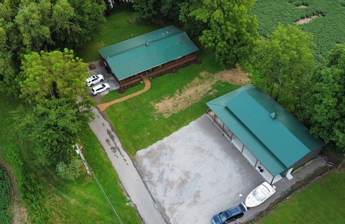 Bakerton Cabina | Spacious fully equipted 5-bedroom Riverfront Cabin on the Cumberland River.