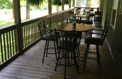Bakerton Cabina | Spacious fully equipted 5-bedroom Riverfront Cabin on the Cumberland River.