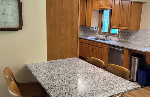 Payne - Phalen Casa | Spacious Fully Renovated 4-Bedroom Home With 2 Kitchens Near Lake Phalen