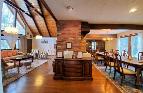 Tobyhanna Chalet De Esquí | Spacious Gateway, 15 min to Camelback Ski, Hot tub, Game room