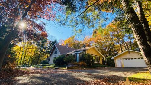 Tobyhanna Chalet De Esquí | Spacious Gateway, 15 min to Camelback Ski, Hot tub, Game room