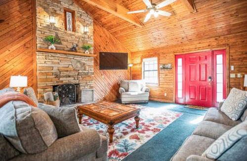 Gatlinburg - Pigeon Forge Casa | Spacious Gatlinburg Cabin Home Hot Tub King Beds Game Room