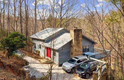 Gatlinburg - Pigeon Forge Casa | Spacious Gatlinburg Cabin Home Hot Tub King Beds Game Room