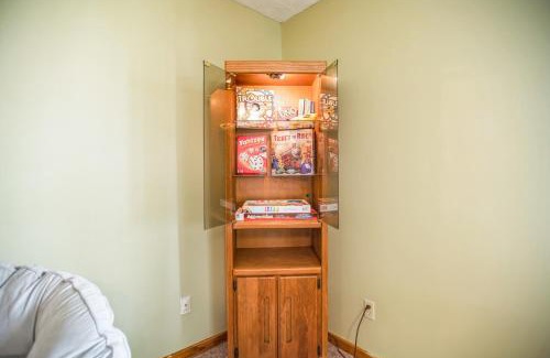 Gatlinburg - Pigeon Forge Casa | Spacious Gatlinburg Cabin Home Hot Tub King Beds Game Room