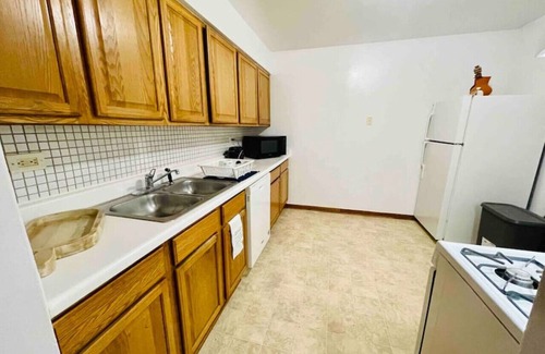 Des Plaines Apartamento | Spacious, Good Location & Parking!