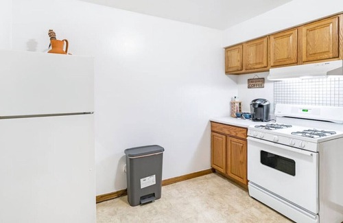 Des Plaines Apartamento | Spacious, Good Location & Parking!