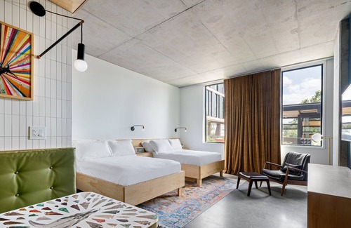 East Cesar Chavez Hotel | Spacious Good-Value Accommodation! 3 Family-friendly Units, Dogs Allowed