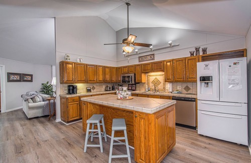 Prosperity Casa | Spacious grounds and home with large deck and dock in quiet cove.
