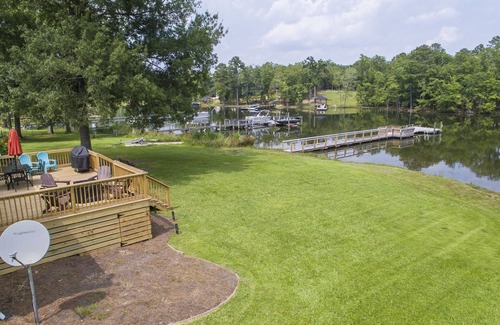 Prosperity Casa | Spacious grounds and home with large deck and dock in quiet cove.