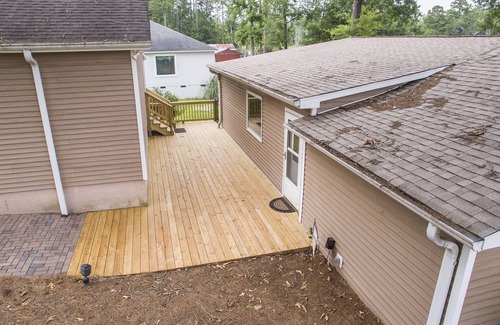 Prosperity Casa | Spacious grounds and home with large deck and dock in quiet cove.