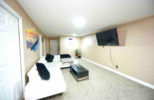 Amherstview Apartamento | Spacious Hearth Escape with Natural Light & fireplace