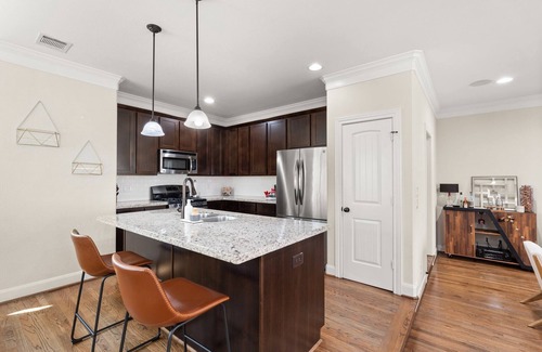 Shady Acres Casa | Modern 3BR 3.5BA townhome in The Heights - Putting green & walkable to hotspots