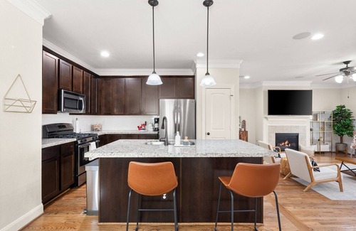 Shady Acres Casa | Modern 3BR 3.5BA townhome in The Heights - Putting green & walkable to hotspots