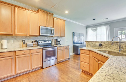 High Point Casa | Spacious High Point Family Home w/ Yard & Grill