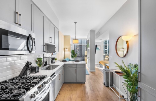 The Gulch Apartamento | Spacious High-Rise Studio On Broadway - WiFi, Utilities, In-Unit WD included.