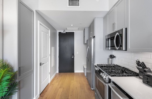 The Gulch Apartamento | Spacious High-Rise Studio On Broadway - WiFi, Utilities, In-Unit WD included.