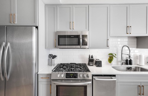 The Gulch Apartamento | Spacious High-Rise Studio On Broadway - WiFi, Utilities, In-Unit WD included.