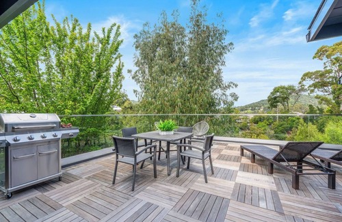 San Rafael Casa | Spacious Hillside Sanctuary Among the Trees 5 Bedrooms