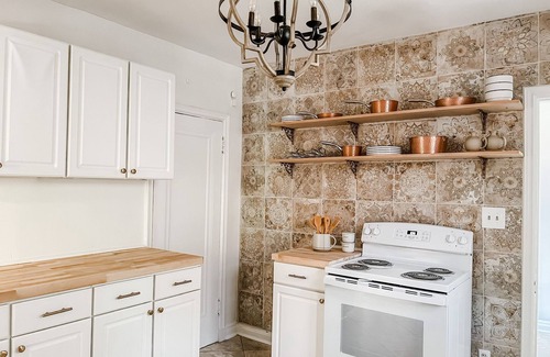 Central Gardens Casa | Spacious Historic Midtown Memphis Chateau "Guest House"-Minutes from Everything