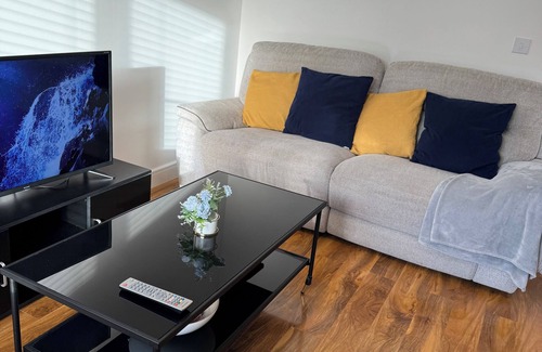 Luton Casa | Spacious Holiday Home near Luton Airport with free parking.