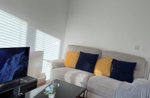Luton Casa | Spacious Holiday Home near Luton Airport with free parking.